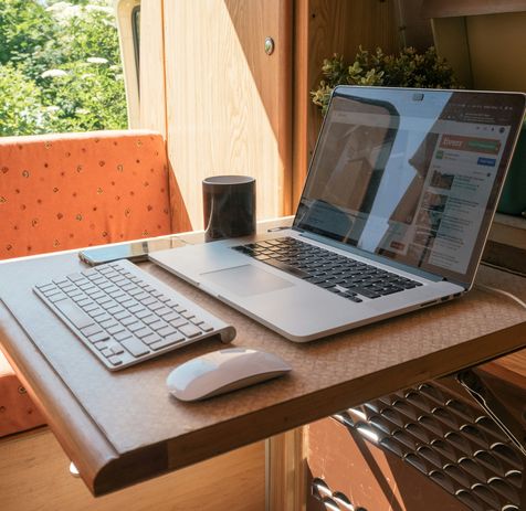 ordinateur sur son bureau à la maison